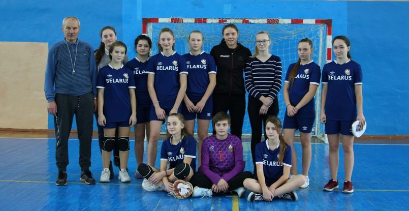 Беларусь. Полусредняя сборной страны и румынской "Глории Бистрицы" Наталья Василевская провела мастер-класс для юных гандболисток (ФОТО)