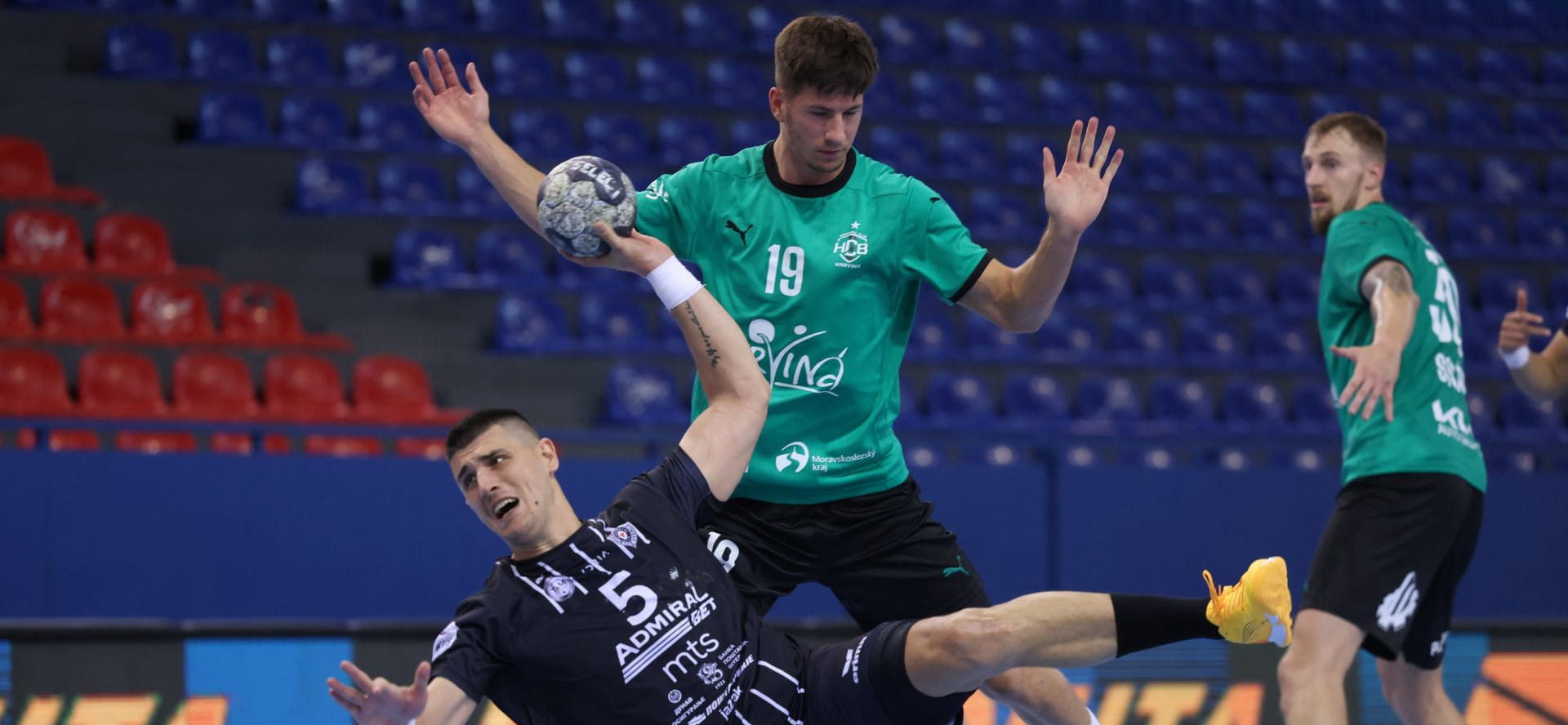 "Партизан" с россиянином Сергеем Ивановым в первом матче квалификации Европейской лиги одолел чешскую "Карвину" с разницей в 4 мяча