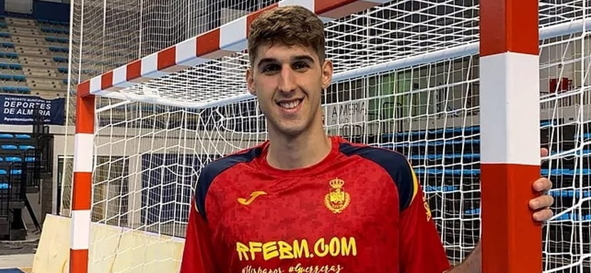 Испания. Левому полусреднему "Логроньо" Антонио Серрадилье удалили правый глаз. 22-летний игрок планирует вернуться в гандбол