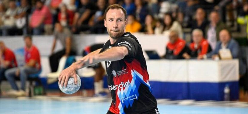 40-летний разыгрывающий российского происхождения Александр Тюменцев сменил "Синфин", вылетевший из лиги ASOBAL на "Наву"