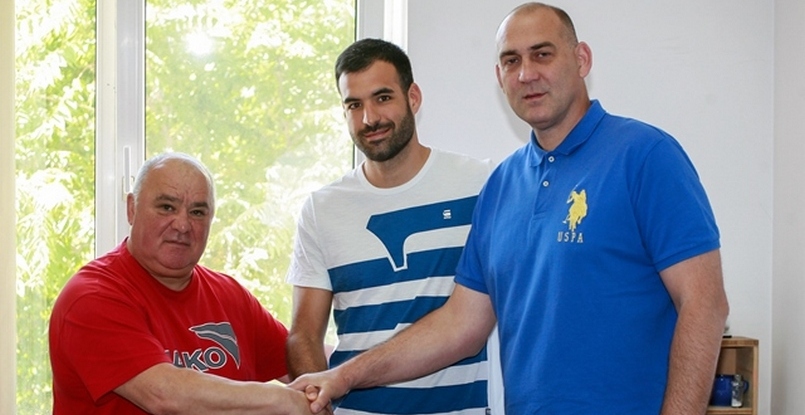 Официально. Бухарестское "Динамо" заключило контракт с правым крайним "Стяуа" Хавьером Уметом