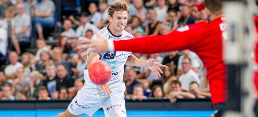 Бундеслига. Руне Дамке о липучке: "Считаю, что лучше использовать как можно меньше. Молодые часто зачерпывают из банки полную пригоршню"