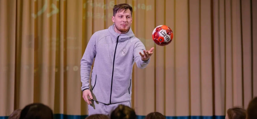 Гандболисты ЦСКА Станислав Шабельников и Александр Гребёнкин посетили с мастер-классом одну из московских школ