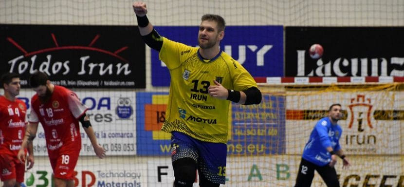 Испания. 38-летний линейный Юлен Агинагальде решил продолжить карьеру. Двукратный чемпион Европы продлил контракт с "Бидасоа"