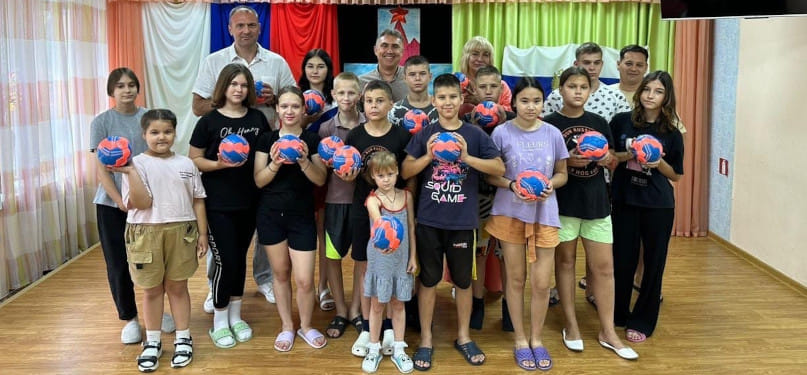 Россия. Представители астраханского "Динамо" посетили Центр помощи детям, оставшимся без попечения родителей, "Созвездие"