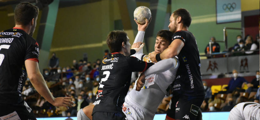 Испания. "Бидасоа" и "Уэска" потерпели поражения в домашних поединках с "Адемаром" и "Анайтасуной", "Вальядолид" обыграл "Кангас"