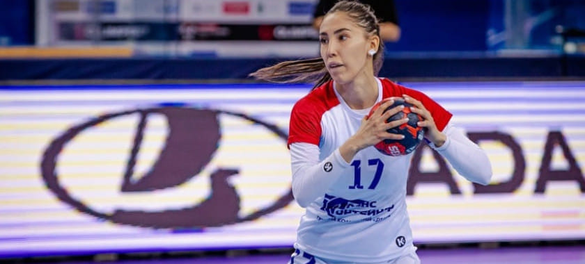 Россия. Альбина Мурзалиева: "Однажды наткнулась на осиное гнездо, выкинула его с 17-го этажа. Закрыла окна и дня два наблюдала, как осы бились об стекло..."