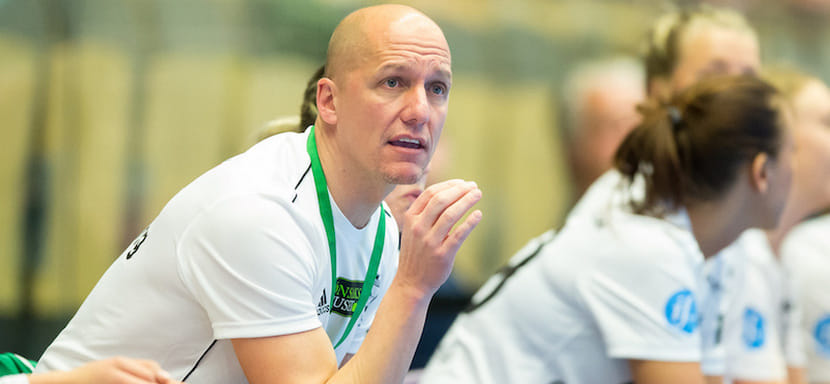 Женская бундеслига. Главный тренер "Байера" Юхан Петерссон, ставший в 1999 году чемпионом мира, продлил контракт с клубом