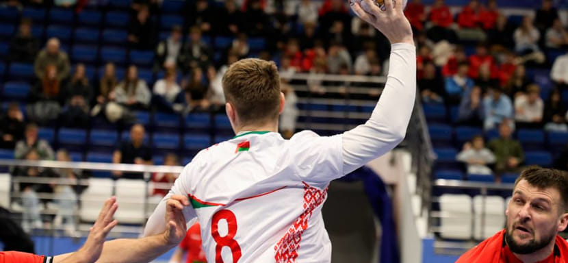 Первая сборная Беларуси крупно обыграла вторую на международном товарищеском турнире в Минске. Артём Королёк забросил 6 мячей