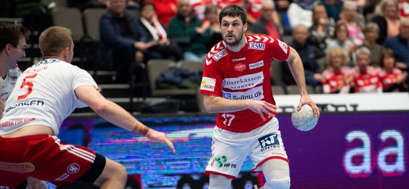 Дания. Правый полусредний "Ольборга" Мартин Ларсен порвал "кресты" на левом колене