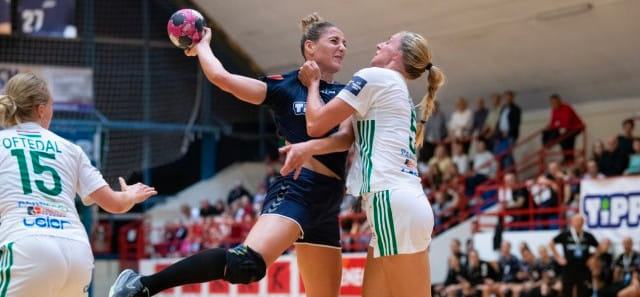 Венгрия. Разыгрывающая сборной Украины и "Альбы" Тамара Смбатян получила серьезную травму. У гандболистки разрыв крестообразных связок