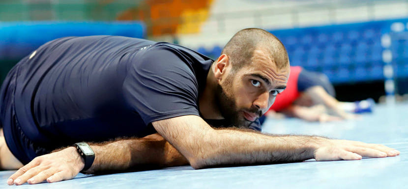 Пора знакомиться. Владимир Враньеш: "У меня синий пояс по каратэ. Чуть что, смогу за себя постоять"