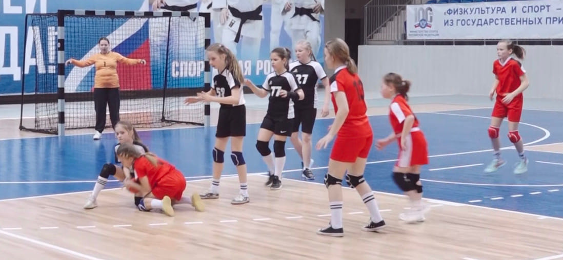 Россия. В Брянске впервые прошло открытое первенство области среди команд девочек. Гандбольная секция открылась в городе прошлой осенью (ВИДЕО)