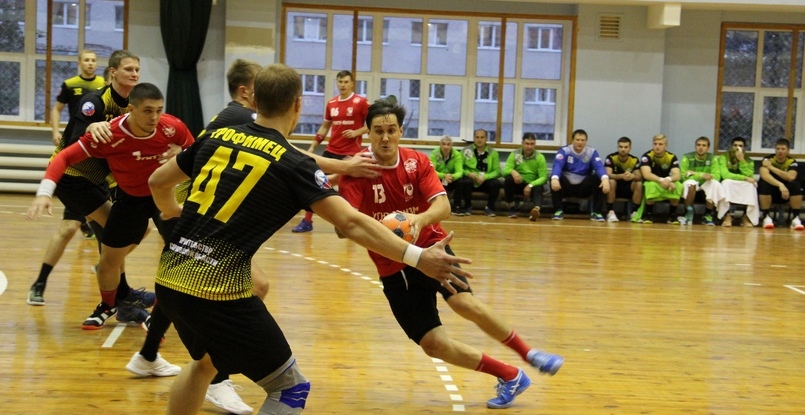 Суперлига. СГАУ-"Саратов" взял верх над уфимским "Акбузатом" с перевесом в три мяча