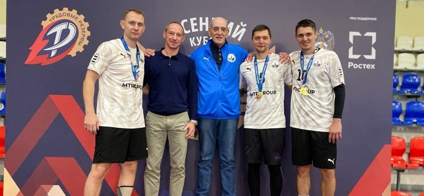 В группе "Гандбол в МГУ" в соцсетях сегодня чествовали руководителя кафедры гандбола Александра Степанова. На этой должности он уже 50 лет