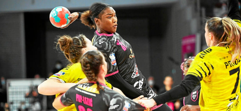 Delo Лига чемпионов. Полусредняя "Бреста" Айссату Куяте не доиграла матч с "Боруссией" из-за травмы колена. Она вернулась в игру месяц назад