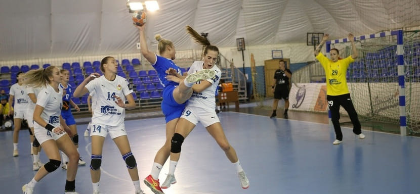 Суперлига. Гандболистки "Динамо-Синары" отправились в Москву на игру с ЦСКА. В выездном составе 16 гандболисток