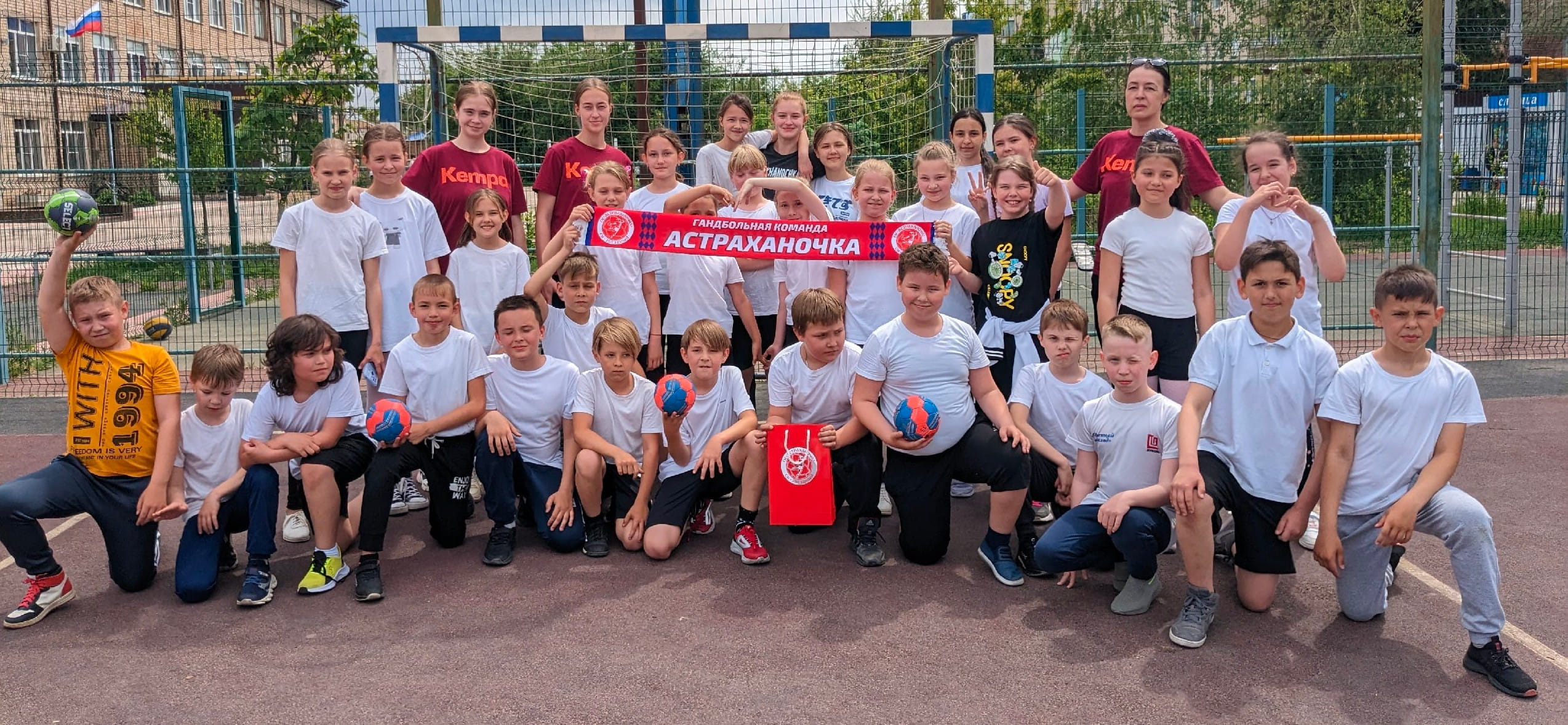Россия. Игроки "Астраханочки" провели мастер-класс для учащихся Икрянинской СОШ в рамках реализации проекта "Гандбол — в школу"