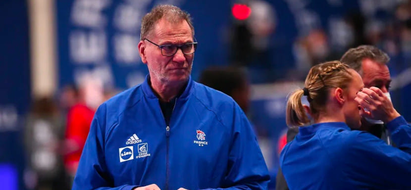 Франция. Легендарный тренер женской сборной Оливье Крюмбольц, победивший на Играх Олимпиады в Токио, покинет национальную команду