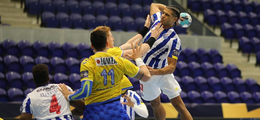 Лига чемпионов. Лидер группы "А" польский "Кельце" потерял один балл, сыграв в гостях вничью с португальским "Порту"