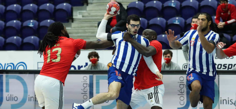 Португалия. Необычный гол в противостоянии "Порту" и "Бенфики". Такого вы раньше точно не видели (ВИДЕО)