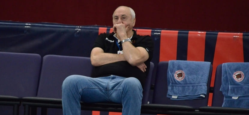 Владимир Максимов: "Звонят сейчас и интересуются, почему мы так много раз играли вчетвером. Говорю, что тренируем новую защиту шесть на четыре"