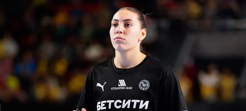 Юлия Бабенко: "Когда в метель автобус сломался под Москвой, вызвали шесть машин такси. Многие отказывались, ведь ехать два с половиной часа"