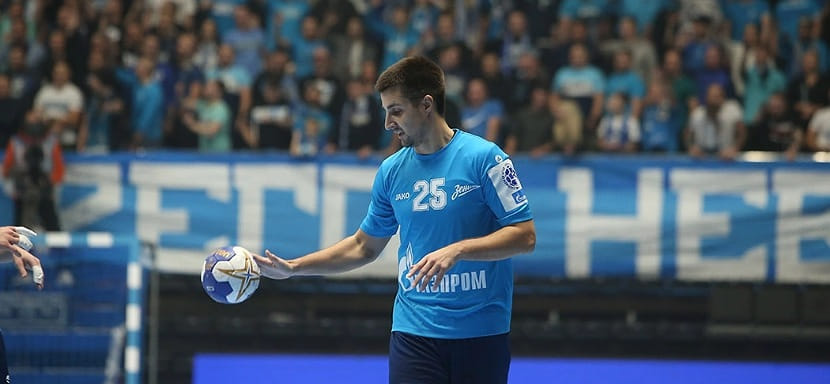 Россия. Левый крайний "Зенита" Тимур Солодовников угадал своих тренеров в викторине в авторской программе на клубной радиостанции