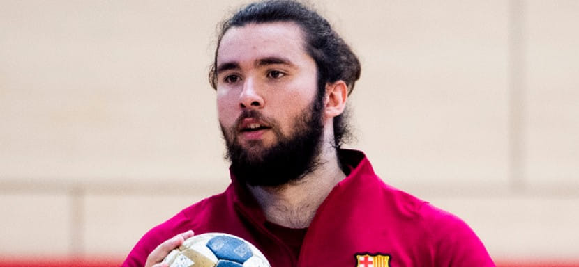 Испания. Португальский линейный "Барселоны" Луиш Фраде возвращается на площадку после разрыва "крестов"