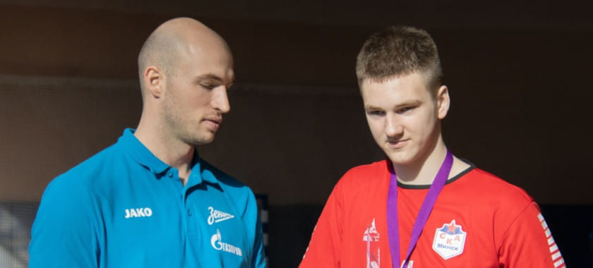 Детский гандбол. Победой минского СКА завершился "Кубок космонавтики" в Санкт-Петербурге. Награждение провели Сергей Зиза и Павел Тураев