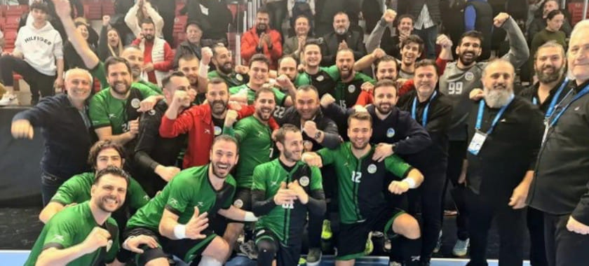 Турция. "Бешикташ" проиграл "Сакарье" в матче с 16 удалениями, 5 красными и 2 синими карточками, а также 23 голами 42-летнего Рамазана Дёне