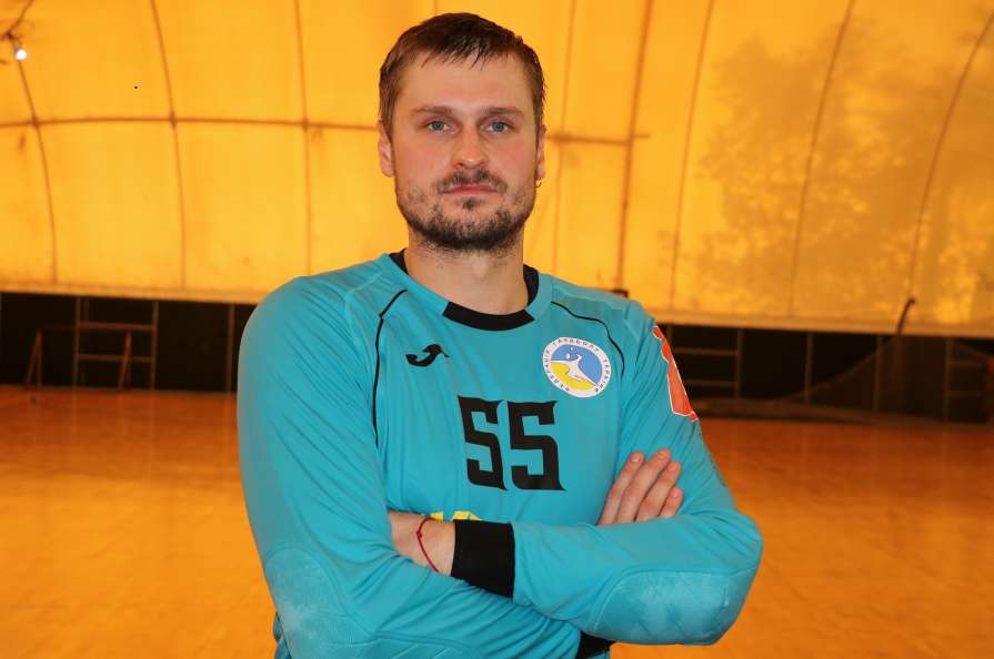 Подвиги голкипера сборной Украины Геннадия Комка в матче с черногорцами (ВИДЕО)