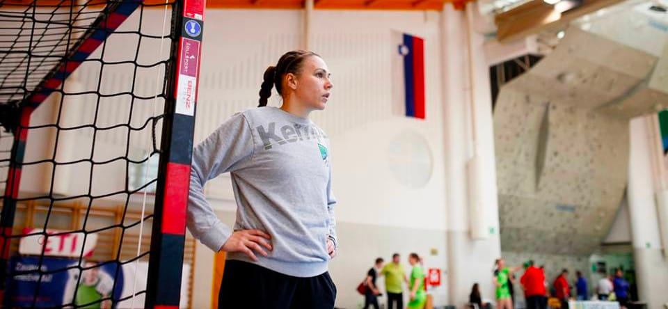 "В первый день поставили в ворота — так оттуда и не выхожу". Александра Петрухина — голкипер и агент