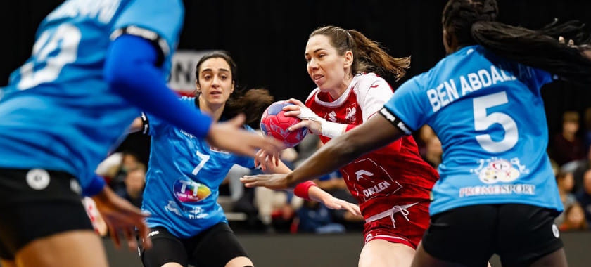 Сборная Фарерских Островов обыграла Парагвай и вышла в основной раунд чемпионата мира. Польша не без труда победила Тунис