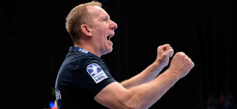 Аутсайдер бундеслиги "Лейпциг" отправил в отставку главного тренера Рауля Алонсо и спортивного директора Бастиана Рошека. Новый рулевой — Франк Карстенс