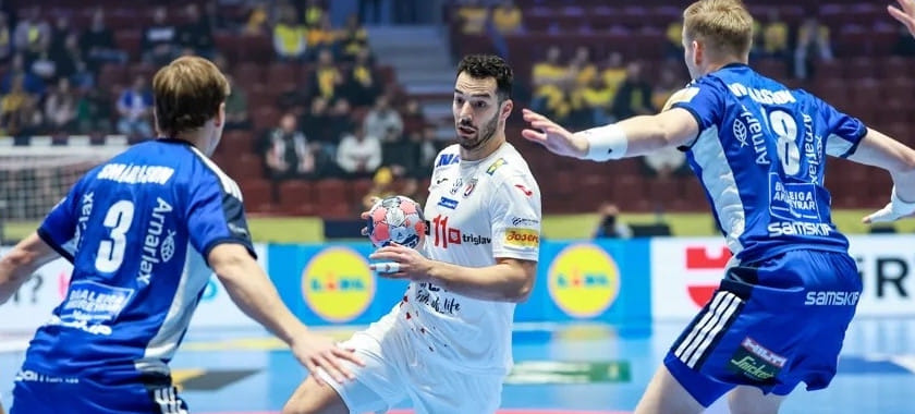 Слава Славичу. Вратаря с травмой подняли со скамейки на пенальти и Хорватия отстояла победу над Исландией