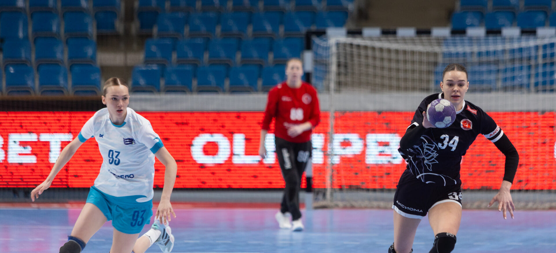 Двуликая Дудина и юбилярша Долматова. После победы "Астраханочки" у пьедестала образовалось столпотворение