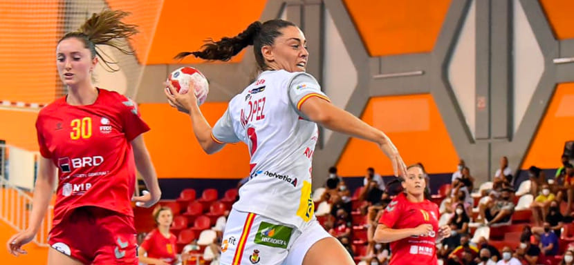 Румыния. Правая крайняя "Рапида" и сборной Испании Марта Лопес получила тяжелую травму колена и пропустит домашний чемпионат мира