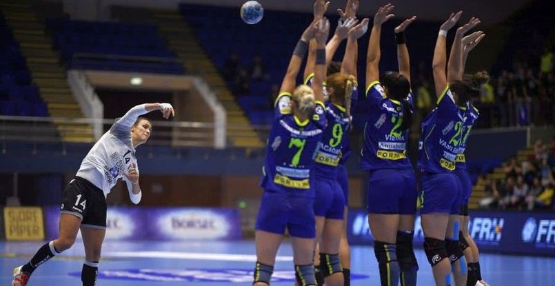 Румыния. Клуб  "Бухарест" расформировывает команды по регби и волейболу и делает ставку на гандбол, особенно женский 