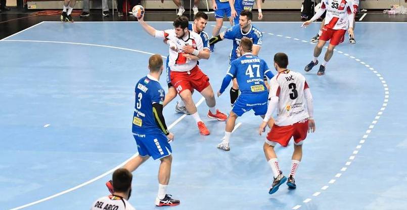 Испания. "Барселона" потеряла первое очко в чемпионате, сыграв вничью с "Логроньо". После первого тайма каталонцы уступали пять мячей