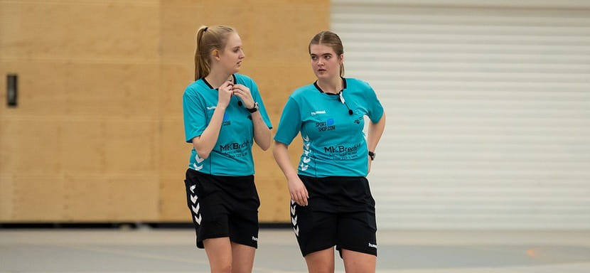 Нидерланды. В высшей лиге женского чемпионата страны дебютировали арбитры возрастом 18 и 20 лет