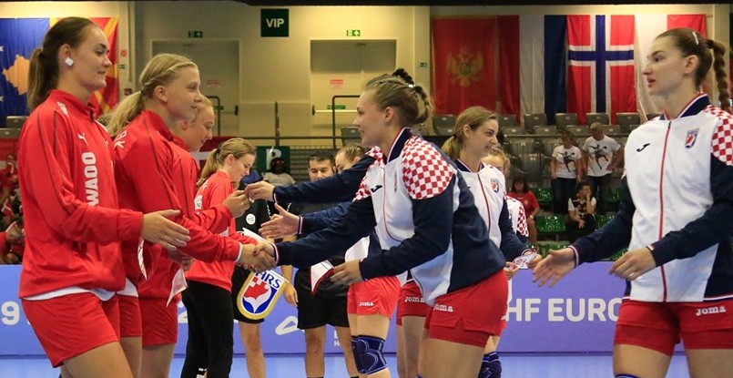 Чемпионат Европы (U-19). Сборная Румынии стартовала на турнире с победы над португалками. Датчанки обыграли хорваток