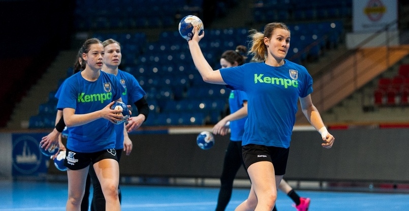 Кубок ЕГФ. Гандболистки немецкого "Букстехуде" прибыли в Россию и провели тренировку перед ответной игрой с "Астраханочкой" (ФОТО)