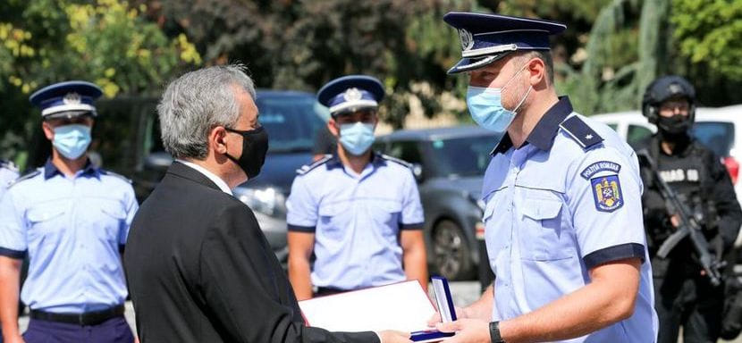 Румыния. Капитан бухарестского "Динамо" Дан Савенко награжден отличительным знаком за работу полицейским во время пандемии коронавируса