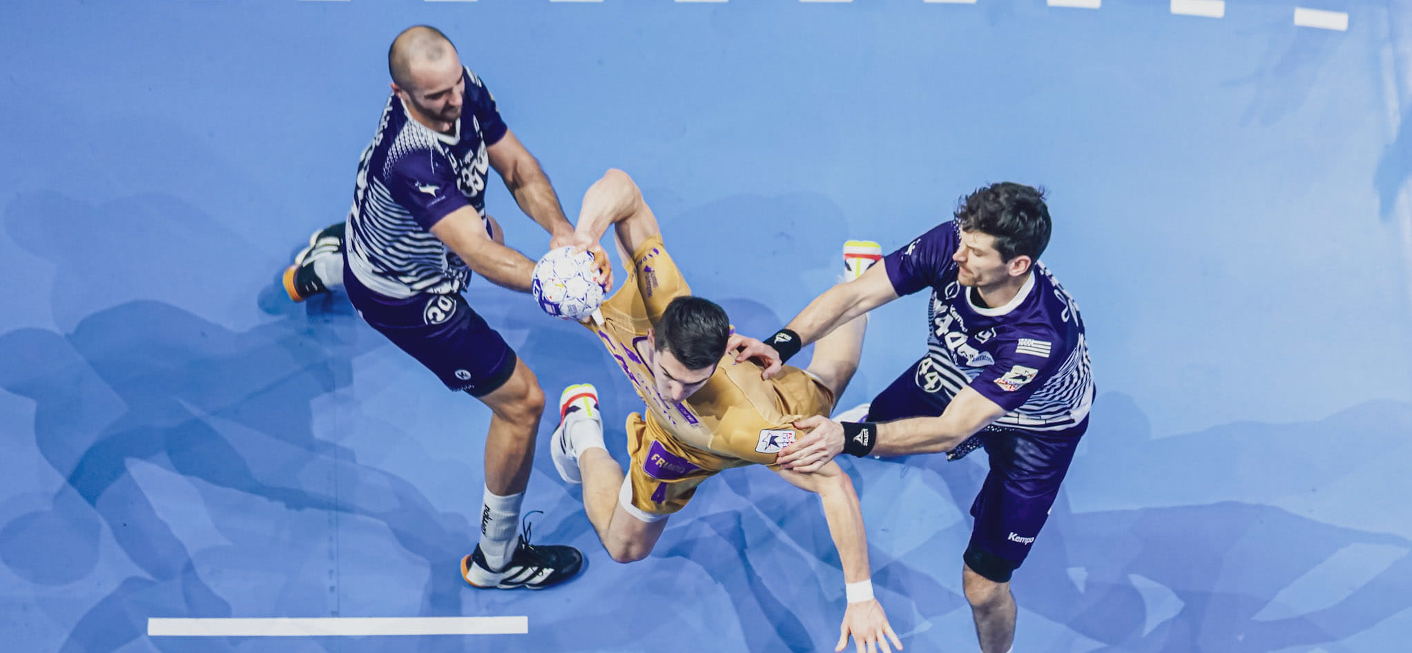 Перед встречей с парижанами "Нант" забросил "Ренну" 43 мяча. "Ним" вырвал победу у "Шамбери", ликвидировав отставание в 7 голов