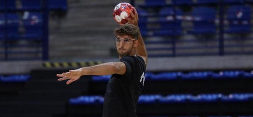 Испания. Левый полусредний "Логроньо" Антонио Серрадилья, потерявший правый глаз, приступил к подготовке к новому сезону