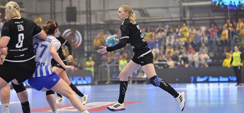 Olimpbet Суперлига. Казьменко и в воротах, и на трибунах, Фролова — лучшая, "Ростов-Дон" — в финале!