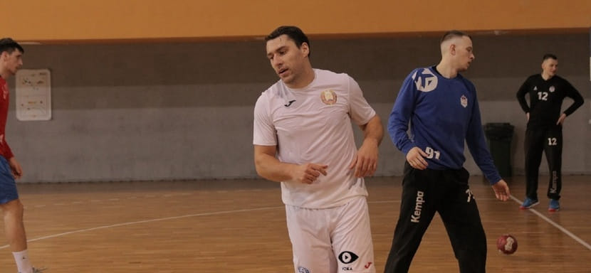 Белорусские легионеры "Мотора" разыгрывающий Борис Пуховский и вратарь Иван Мороз поддерживают форму с минским СКА