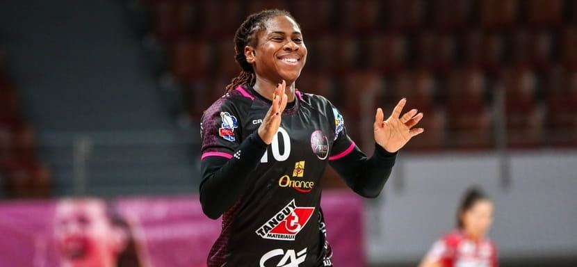 Франция. Левая крайняя национальной сборной Корали Ляссурс продлила контракт с "Брестом"