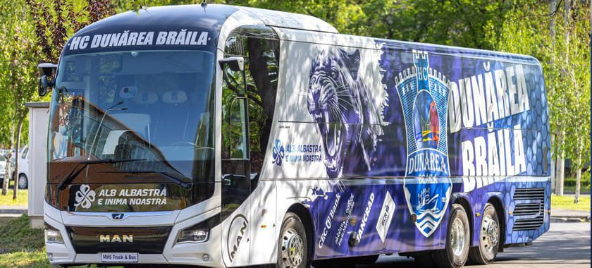 "Дунэря" Киры Трусовой и Марии Коновал купила автобус за 500 тысяч евро. Он выполнен в клубных цветах (ФОТО)